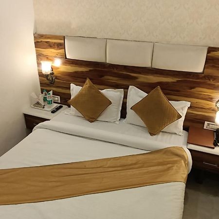 OYO 22115 Hotel D Plaza Zirakpur Exterior foto