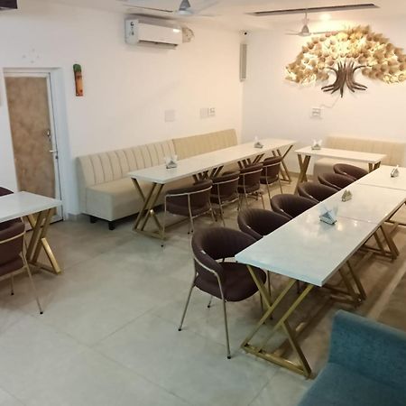 OYO 22115 Hotel D Plaza Zirakpur Exterior foto