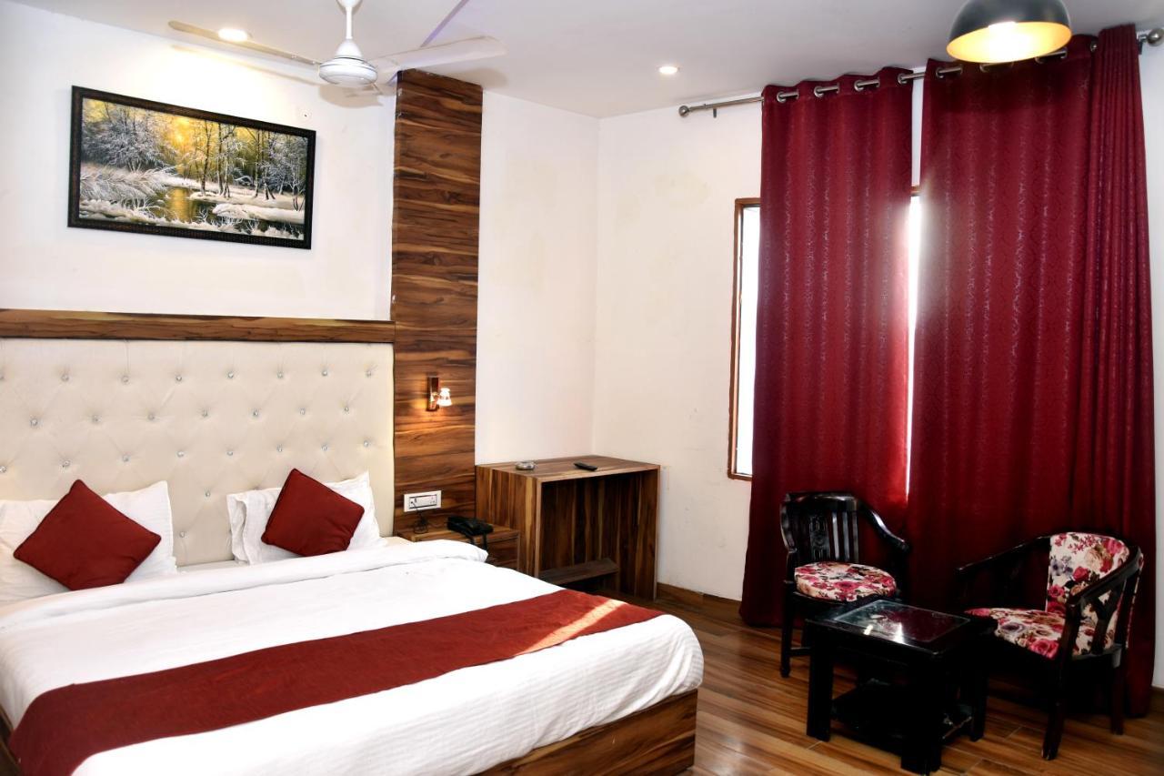 OYO 22115 Hotel D Plaza Zirakpur Exterior foto