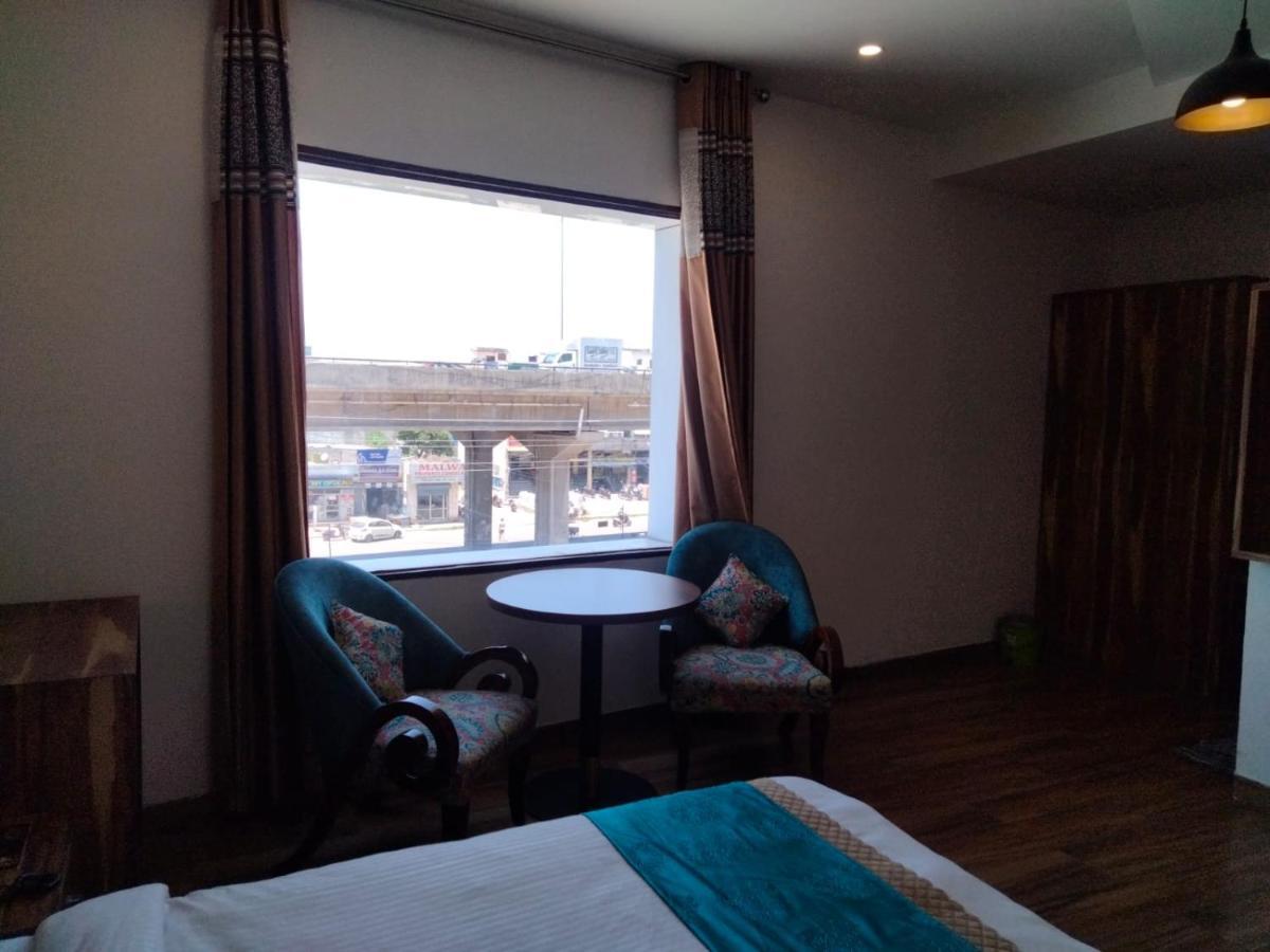 OYO 22115 Hotel D Plaza Zirakpur Exterior foto