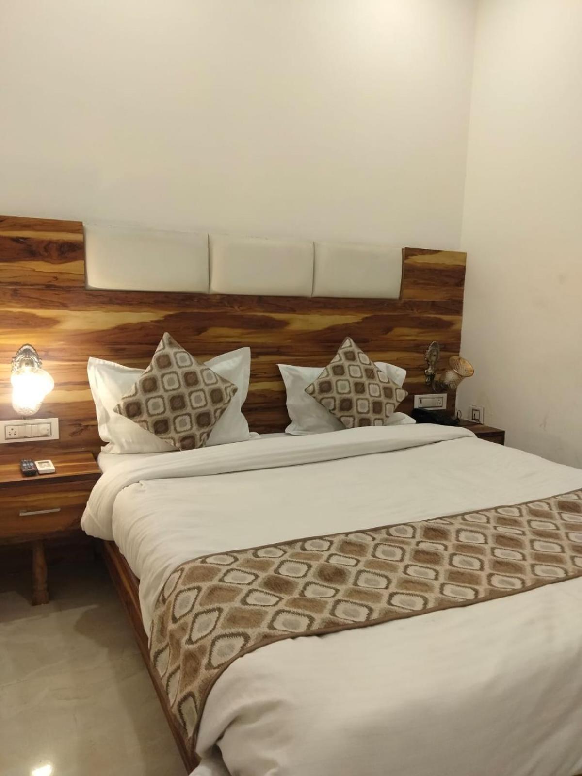 OYO 22115 Hotel D Plaza Zirakpur Exterior foto