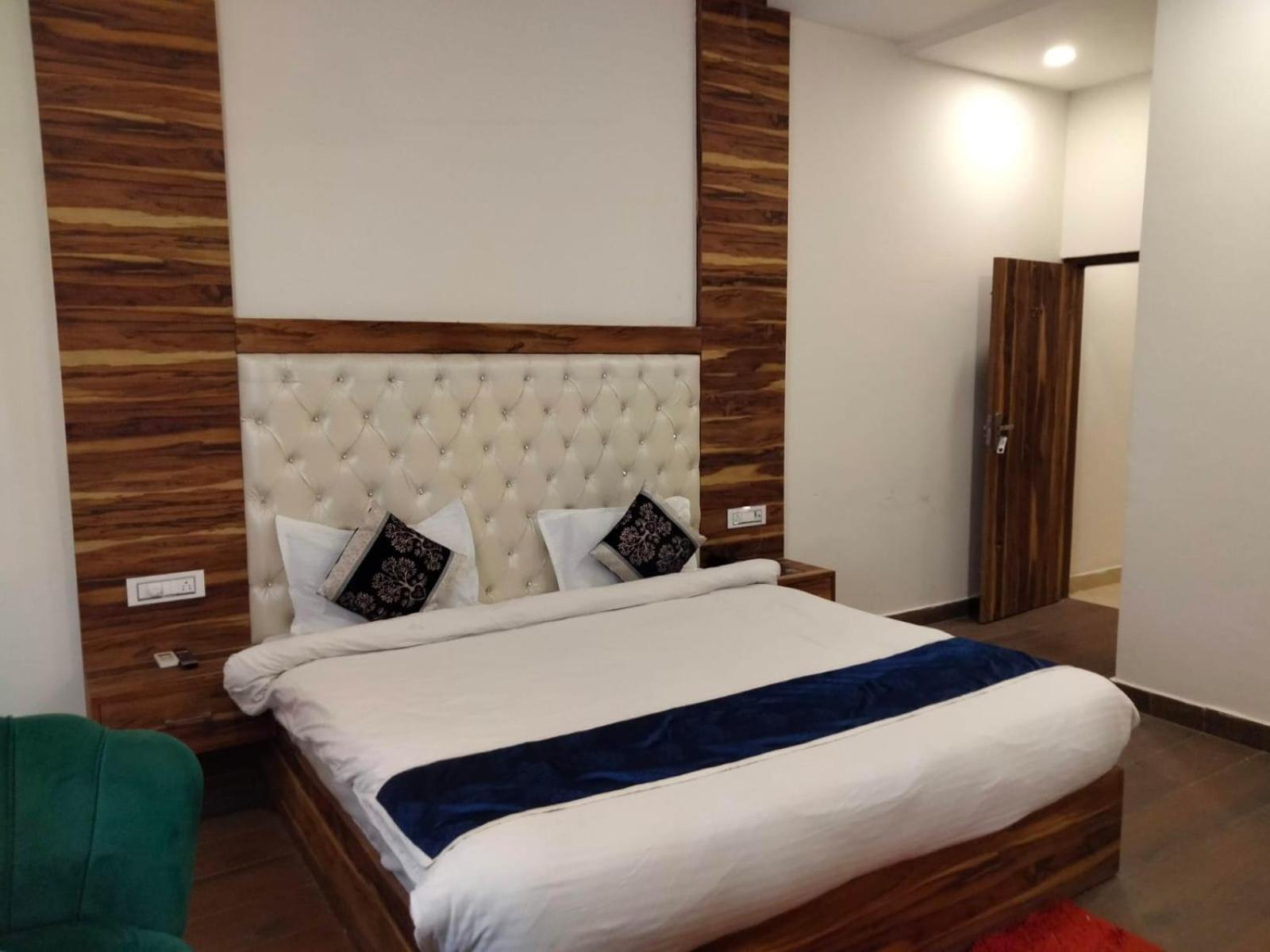 OYO 22115 Hotel D Plaza Zirakpur Exterior foto