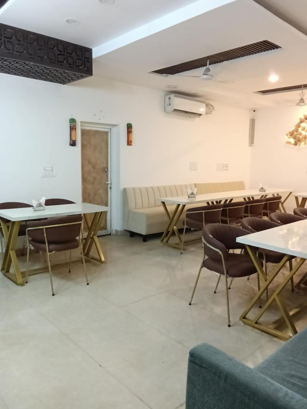 OYO 22115 Hotel D Plaza Zirakpur Exterior foto